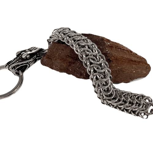 Nøglering i persian dragon scale chainmail, i rustfri stål med drage hoved, den er meget flexibel og er let at have i fx. Lommen eller i tasken.