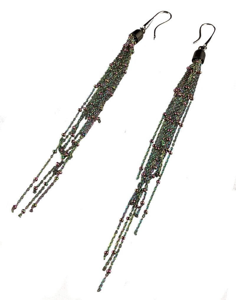 Håndlavet lange kæde øreringe I multi farvet rustfri stål , kuglekæde, med små kugler på kæden, med mange lange kæder i forskellige længder Længden ca 14 cm