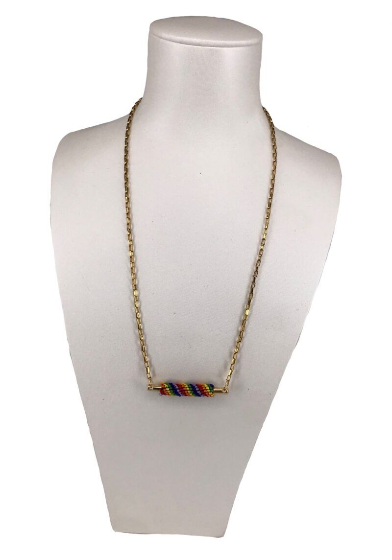 Dansk håndlavet halskæde med Pride / regnbue / chakra farver Halskæden  er lavet af Miuyki glasperler i ca. 1.5mm, syet med striber i Pride / chakra / regnbue farver.