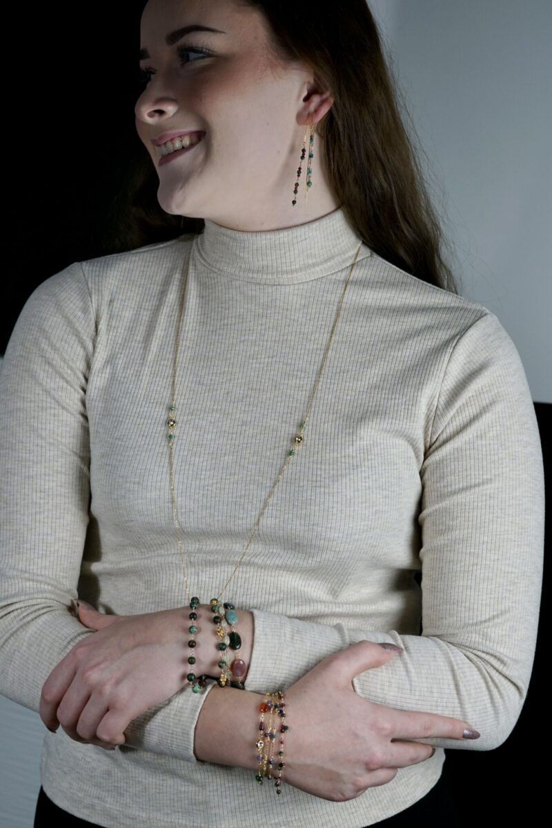 Unikke-dansk-design-smykker-på-kvinde