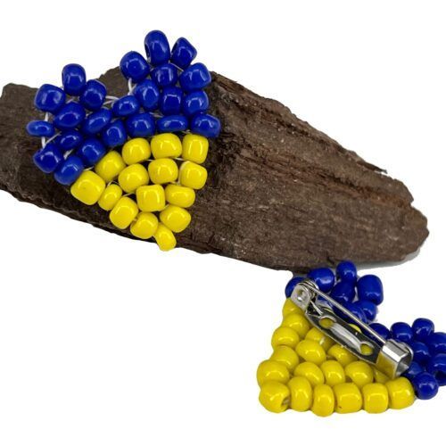 STØT UKRAINE- Hjerte Broche  – OBS! Ægte perler Når du støtter Ukraine med denne broche , så går 100 % af min arbejdsløn (= 50 % af armbåndets pris) direkte til ‘Sammen om Ukraine’.