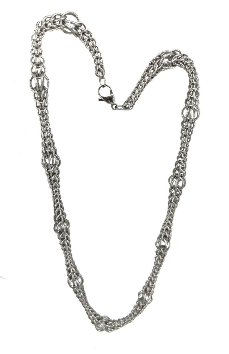 Flot Bubbel persian Chainmail halskæde i rustfri stål Flot gradueret Bubbel persian halskæde i Chainmail, lavet af rustfri stål ringe. Halskæden er ca. 6mm hvor den er tyndest, og ca. 1.2mm hvor den er bredest.