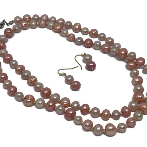 Håndlavet lang halskæde med store ferskvandsperler ca 10mm I lys rød og Rosa / fersken farvet, og øreringe, og forgyldte Toho perler.