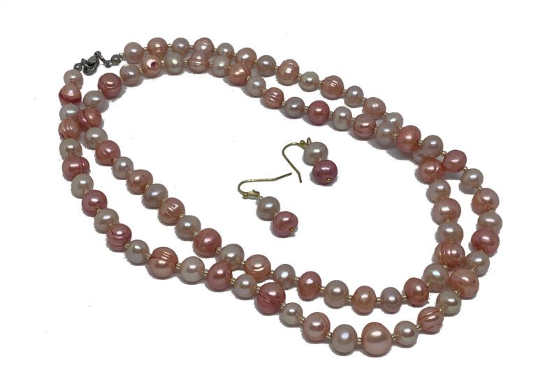 Håndlavet lang halskæde med store ferskvandsperler ca 10mm I lys rød og Rosa / fersken farvet, og øreringe, og forgyldte Toho perler.
