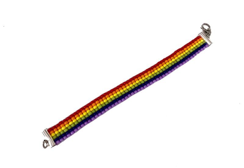 Dansk håndlavet flot farverigt perlearmbånd i 3mm. Miyuki glasperler, stribet armbånd i Pride / chakra / regnbue farver Armbåndet er ca. 1.2cm. bredt, med striber, i Pride / regnbue / chakra farver.