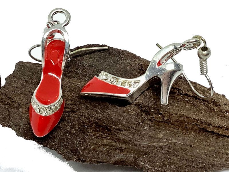 Øreringe med røde højhælede sko med krystaller. Øre-krogen kan skiftes til rustfri stål, eller Sterling sølv krog eller øre stik. Længden er ca 4,5 cm.