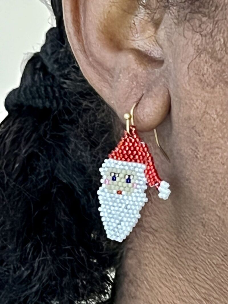 Julemands hoved øreringe, jule øreringe håndsyet i små glasperler. Vælg i mellem forgyldt / forsølvet, eller Sterling sølv / forgyldt. Øreringene er ca. 4cm. Lange. Prisen er for et par.