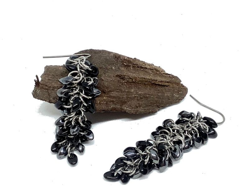 Lange sorte unika øreringe med dråbe formet glas perler, med rustfri øre kroge, eller Sterling sølv. Længden er ca 6,5 mm.