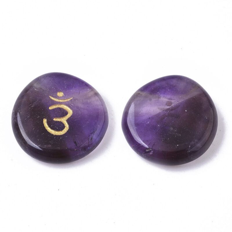 Chakra yoga sten, sæt med 7 forskellige halvædelsten Et sæt bestående af 7 runde halvædelsten, kan bruges til yoga, massage og chakra sten mm. De er malet med chakra tegn i guld, og de måler ca. 19~24x21.5~22.5x4.5~5.5 mm. Sættet indeholder en sten af hver: