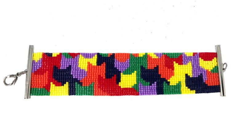 Dansk håndlavet flot bredt armbånd i regnbue / Pride / chakra farver, med katte Perlearmbånd lavet af Miyuki glasperler, i Pride / chakra / regnbue farver, men kan laves i andre farver hvis du ønsker det, du kan finde andre farver her. Prisen er for et armbånd. 