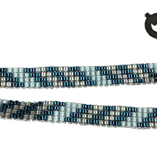 Håndvævet armbånd med Miyuki Delica perler og almindelig lås, i lys blå, blå og sølv farvet perler.
