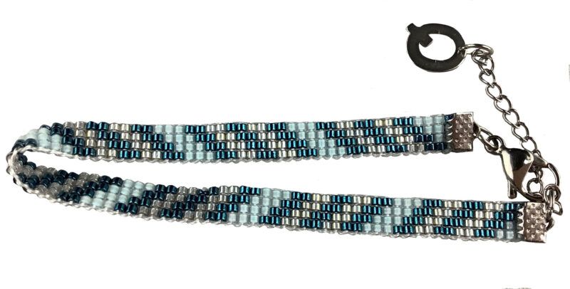 Håndvævet armbånd med Miyuki Delica perler og almindelig lås, i lys blå, blå og sølv farvet perler.