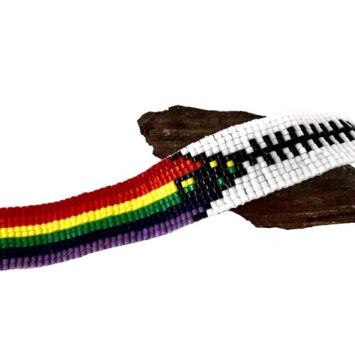 Dansk håndlavet flot perlearmbånd med lynlås mønster, i Pride / chakra / regnbue farver Armbånd med lynlås, i chakra / regnbue / Pride farver, armbåndet er ca. 1.8cm. bredt og har en rustfri stål lås.