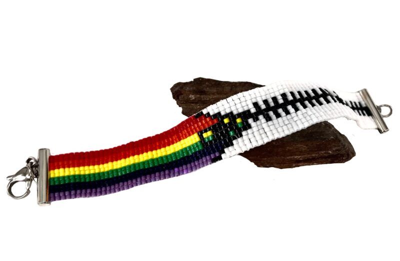 Dansk håndlavet flot perlearmbånd med lynlås mønster, i Pride / chakra / regnbue farver Armbånd med lynlås, i chakra / regnbue / Pride farver, armbåndet er ca. 1.8cm. bredt og har en rustfri stål lås.