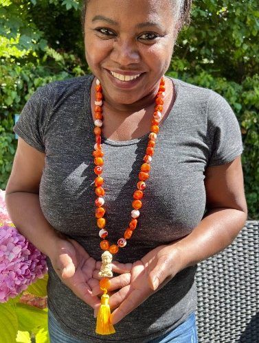Håndlavet Unika Mala kæde med Orange Agater og Koral - Et Farverigt Spirituelt Kunstværk