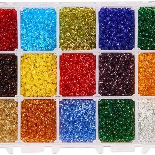 15 forskellige farver i str. 8/0, transperante glasperler, der er 22gr. Af hver farve, men farverne kan variere fra hver kassse. Der er ca. 7500stk.