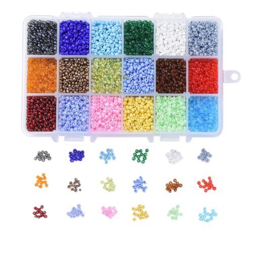 18 flotte farver glasperler i str. 8/0, der er ca 500 af hver farve, ialt ca. 9000 perler. Perlerne kan variere i størrelsen, og faver i hver kasse