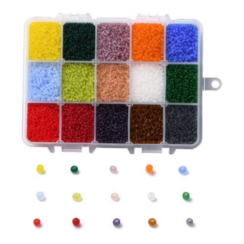 15 flotte farver glasperler, i plastkasse, runde grade A. Glasperler, hvor perlerne er til at sy med, kassen indeholder, Transparent, og Frosted perler i størrelsen 2x1.5mm, hul ca. 0.8mm, 25g/pr. Farve, ca 25000 stk. 375gr.