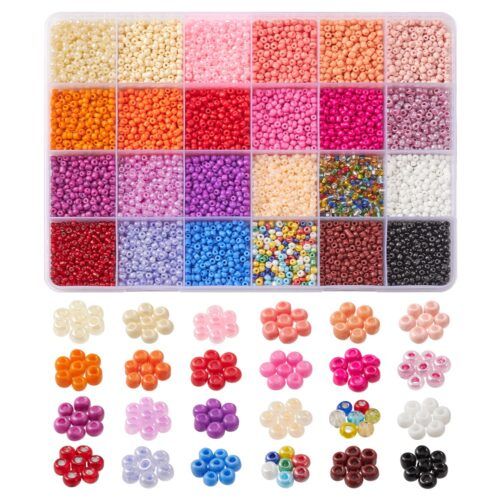 24 forskellige farver, glasperler i str. 8/0. Ca. 6400 perler, opaqe, og baking paint, mf. Perlerne kan variere i størrelse og facon, og farverne kan variere fra hver kasse 